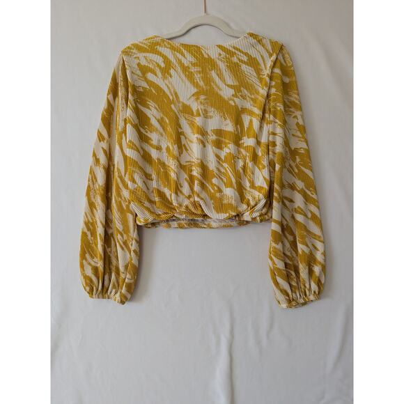 ASTR The Label Faux Wrap Cross Over Blouse Cropped Size L Mustard Yellow Crinkle - Picture 4 of 8